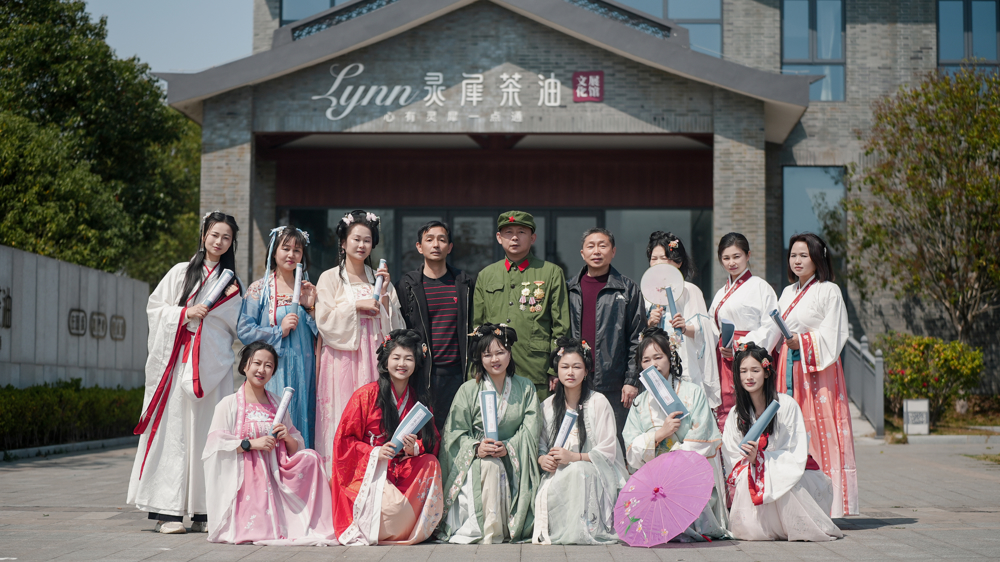 着汉服诵古韵 委员助力文旅发展