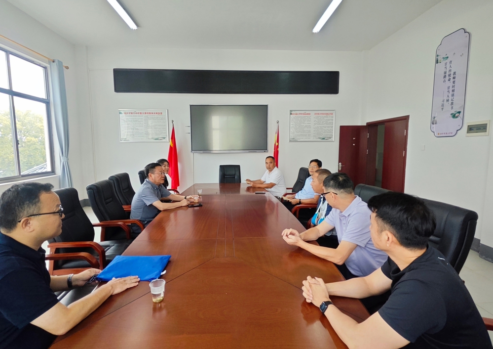 李景峰走访慰问困难教师和优秀教师